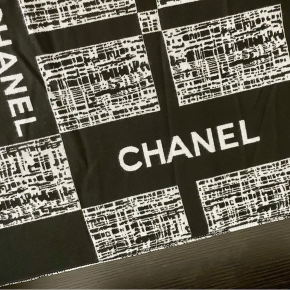 New CHANEL Perfume Giveaway Cashmere And Silk Scarf - Picture 2 of 6